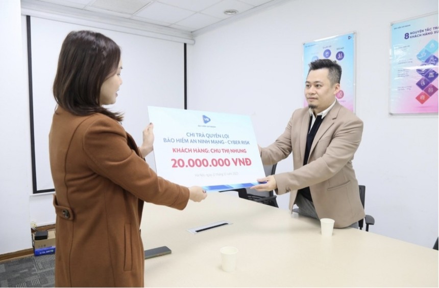 Đại diện Bảo hiểm VietinBank - VBI trao quyền lợi Bảo hiểm An ninh mạng - Cyber Risk cho khách hàng Chu Thị Nhung