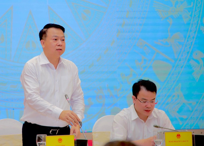 Thứ trưởng Bộ Tài chính Nguyễn Đức Chi (bên trái) trả lời báo chí tại buổi họp báo Chính phủ chiều 4/7.