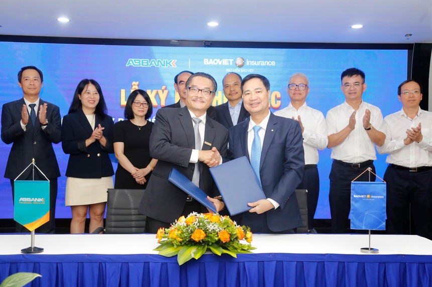 Lãnh đạo ABBANK và Bảo hiểm Bảo Việt ký hợp tác bán chéo sản phẩm giữa hai bên.