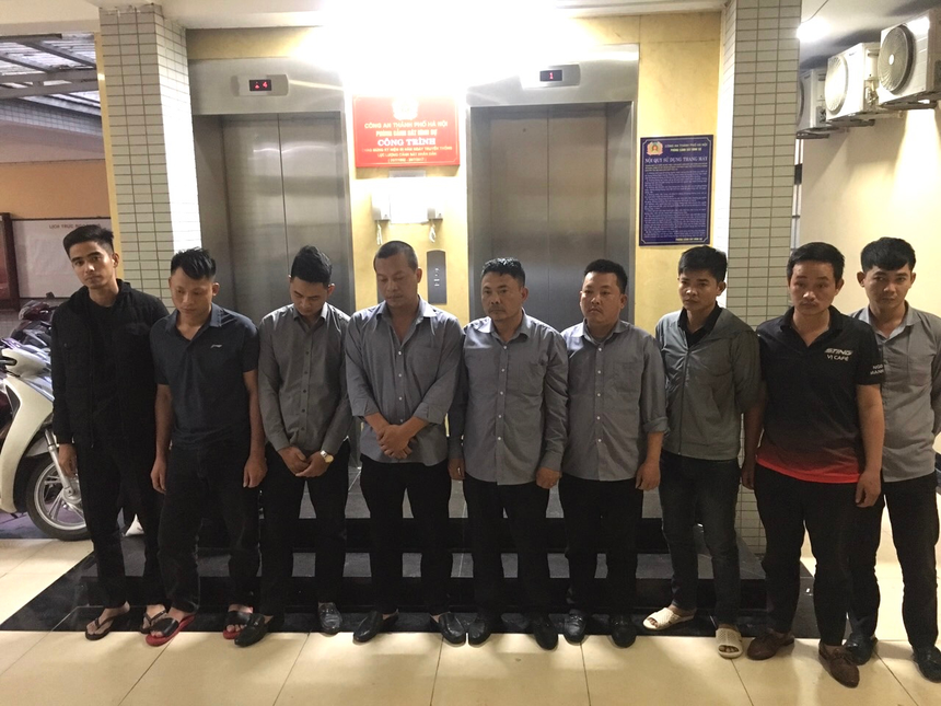 09 đối tượng bị bắt tạm giam trong vụ cưỡng đoạt tài sản, tổ chức đánh bạc và đánh bạc tại Hà Nội (Ảnh: CAHN cung cấp)