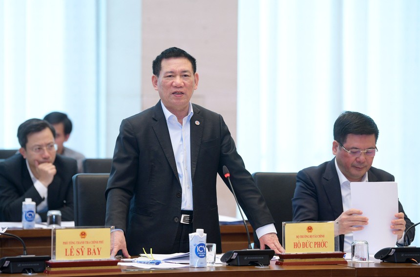 Bộ trưởng Bộ Tài chính Hồ Đức Phớc phát biểu tại Phiên giải trình.