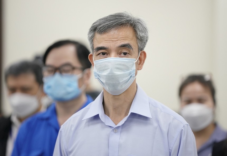Cựu Giám đốc Bệnh viện Tim Hà Nội Nguyễn Quang Tuấn tại phiên xử sáng 18/4 (Ảnh: Danh Lam)