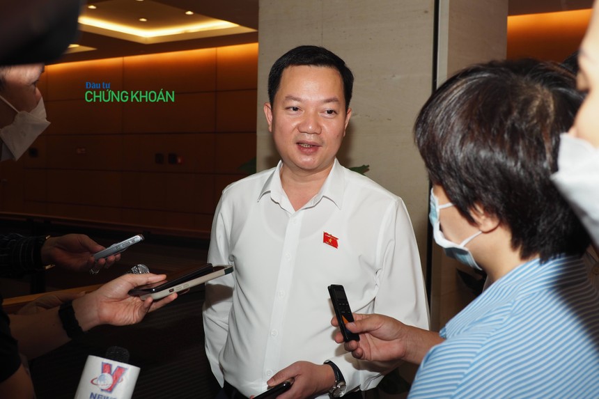 Đại biểu Quốc hội Trịnh Xuân An (đoàn Đồng Nai) trả lời báo chí bên hành lang Quốc hội (Ảnh M.MInh)
