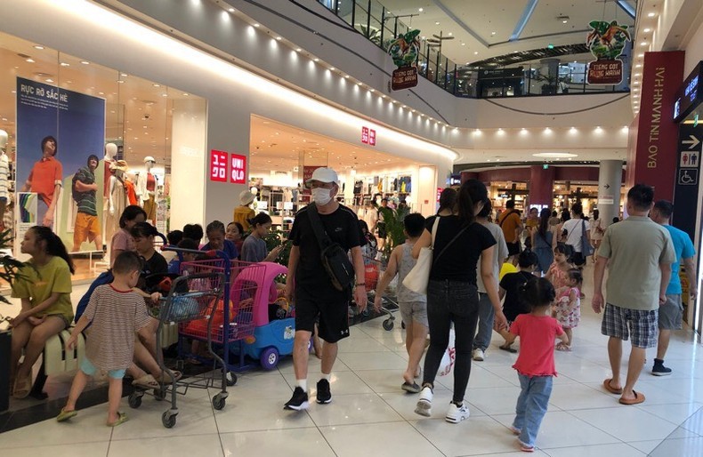 Trung tâm thương mại Aeon Long Biên tấp nập khách "trốn nóng" trong ngày 3/6 (Ảnh: Nguyên Trang)