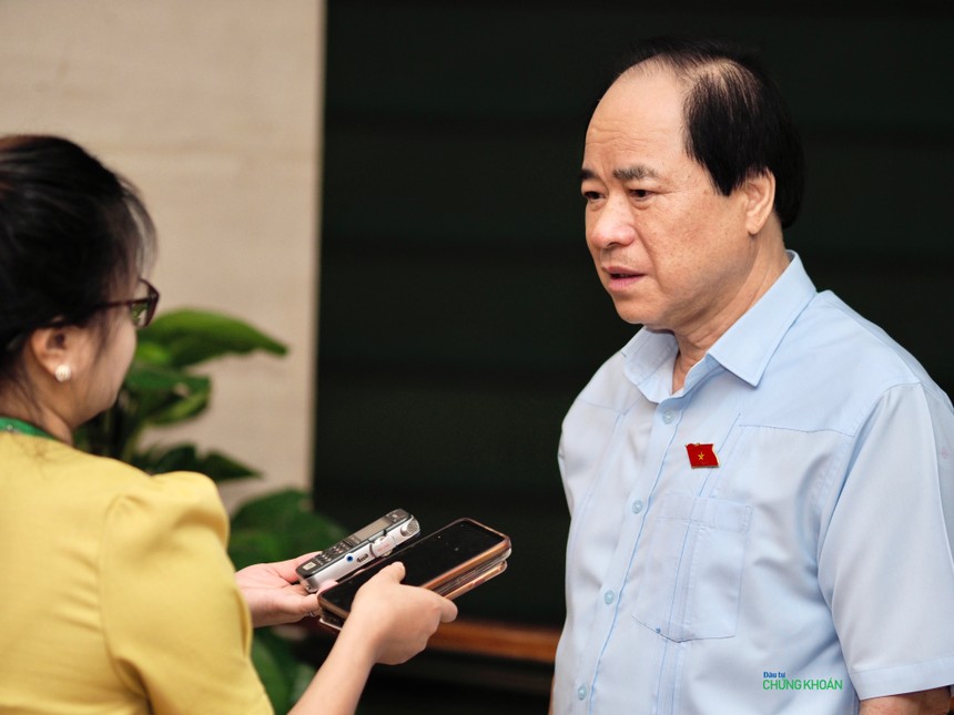 Đại biểu Trương Xuân Cừ (đoàn Hà Nội) trả lời báo chí bên hành lang Quốc hội - Ảnh: M.M
