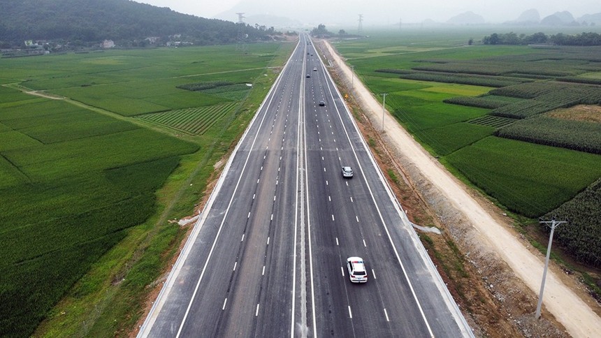 Bộ Giao thông Vận tải vừa đề xuất thu phí trên những tuyến cao tốc do Nhà nước đầu tư (Ảnh minh hoạ)
