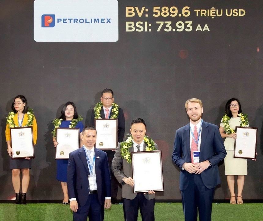 Đại diện Brand Finance trao chứng nhận “Top 100 thương hiệu giá trị nhất Việt Nam năm 2023” tới đại diện Petrolimex 