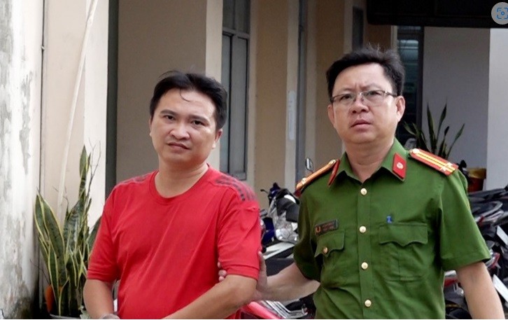 Lực lượng Công an áp giải Lê Hoàng Vũ về nơi giam giữ (Ảnh: CA An Giang)