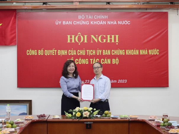 Bà Vũ Thị Chân Phương, Chủ tịch UBCKNN trao quyết định bổ nhiệm cho ông Phạm Hồng Giang.