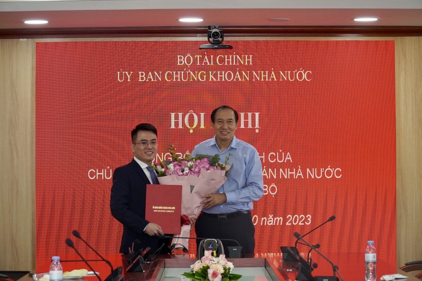 Phó Chủ tịch UBCKNN Phạm Hồng Sơn (bên phải) trao Quyết định điều động, bổ nhiệm ông Tô Trần Hòa giữ chức vụ Phó Vụ trưởng Vụ Phát triển thị trường chứng khoán