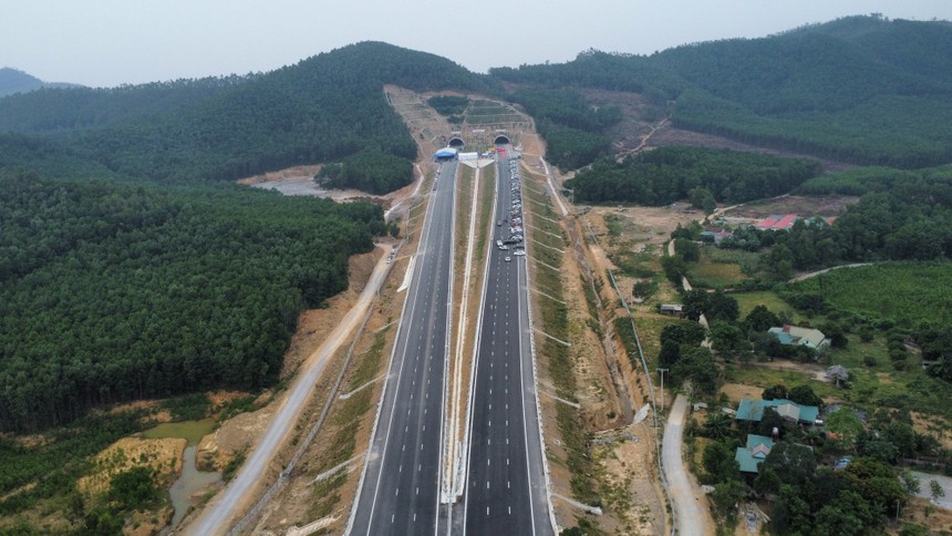 Cao tốc Bắc Nam phía đông, đoạn Nghi Sơn - Diễn Châu (chạy qua Nghệ An) vừa khánh thành hôm 18/10/2023. 