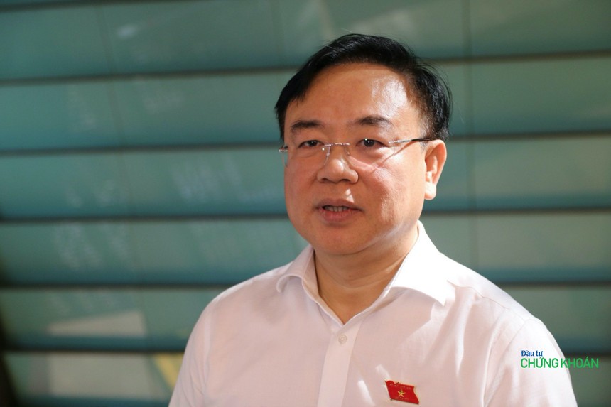 Đại biểu Nguyễn Công Long trả lời báo chí bên hành lang Quốc hội sáng 23/11 (Ảnh: M.Minh)