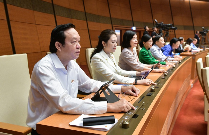 Các đại biểu Quốc hội ấn nút thông qua Luật Kinh doanh bất động sản sáng 28/11 (Ảnh: Quochoi.vn)