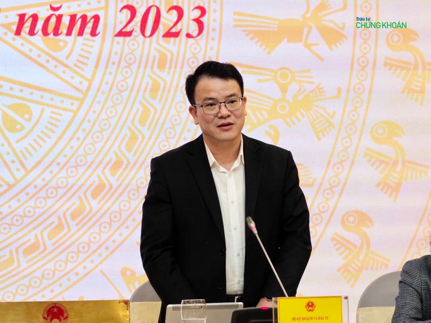 Thứ trưởng Bộ Kế hoạch và Đầu tư Trần Quốc Phương tại họp báo Chính phủ chiều 6/12 - Ảnh: M.Minh