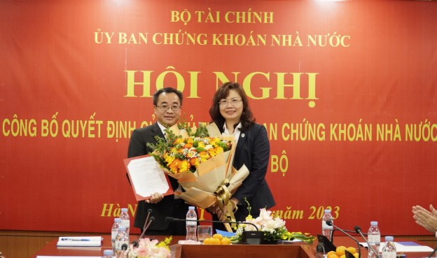 Chủ tịch UBCKNN Vũ Thị Chân Phương trao Quyết định tiếp nhận và bổ nhiệm ông Đậu Huy Sáu.