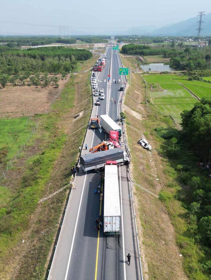 Sau vụ tai nạn giao thông trên cao tốc Cam Lộ - La Sơn khu vực TP Huế hôm 18/2, Thủ tướng chỉ đạo khẩn trương rà soát để đầu tư sớm nhất các tuyến đường bộ cao tốc quy mô 2 làn xe.