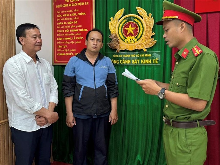 Các bị can Hồ Việt Tân, Bùi Huỳnh Bá Phước nghe đọc lệnh khởi tố (Ảnh: BCA)