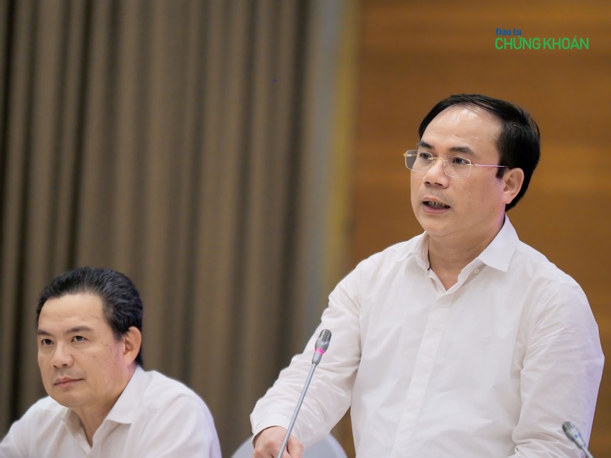 Thứ trưởng Bộ Xây dựng Nguyễn Văn Sinh thông tin tại buổi họp báo (Ảnh: M.M)