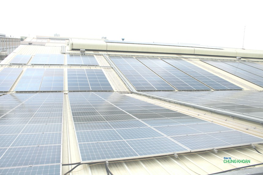 Mô hình điện mặt trời áp mái tự sản tự tiêu trên mái nhà xưởng Công ty Bao bì Kim Đức tại huyện Bến Lức, tỉnh Long An (Ảnh: M.Minh) 