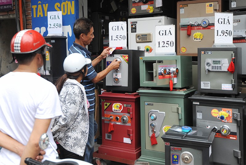 Khách hàng đang chọn lựa két sắt trên phố Tây Sơn 