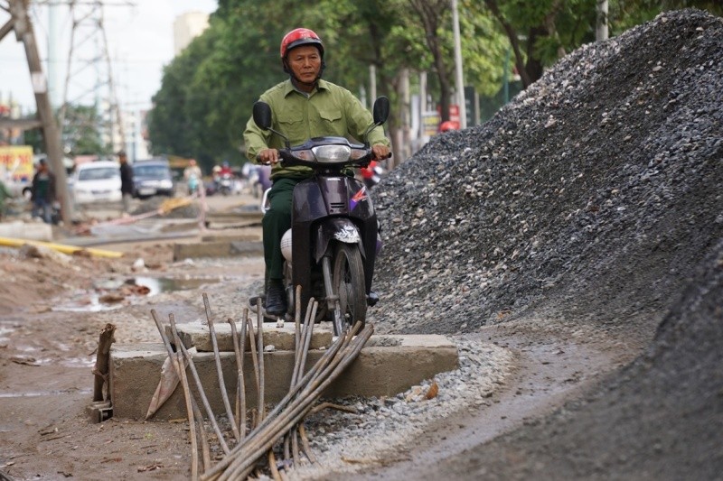 Người tham gia giao thông “thi vượt địa hình, chướng ngại vật” trên đường Phạm Văn Đồng