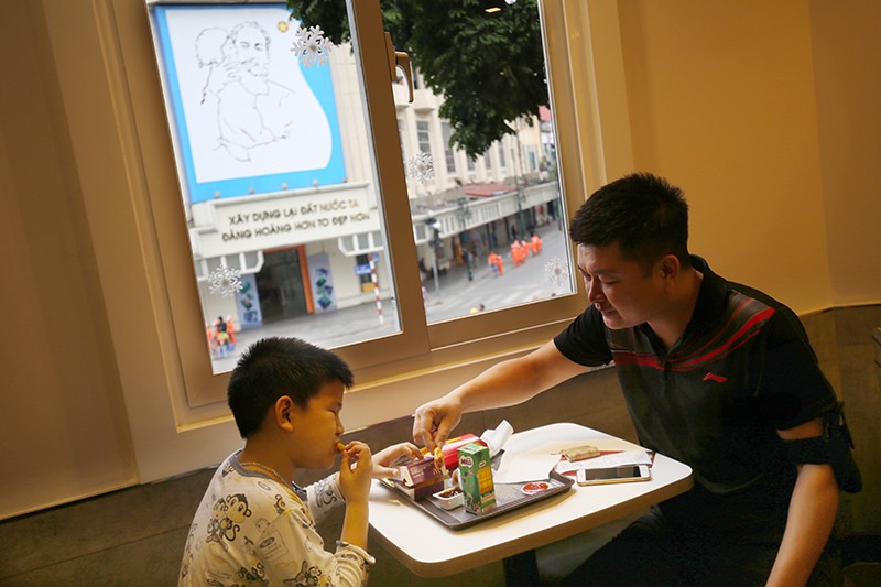 Thưởng thức đồ ăn miễn phí ngày khai trương cửa hàng McDonald's đầu tiên tại Hà Nội