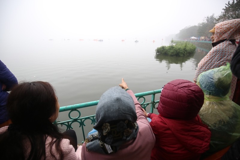 Người Hà Nội đội mưa rét xem đua thuyền rồng