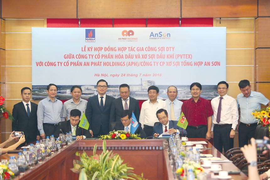 Lãnh đạo PVTEX, Công ty CP An Phát Holdings (APH) và Công ty CP Xơ sợi Tổng hợp An Sơn ký kết hợp đồng hợp tác gia công sợi DTY của NMXS Đình Vũ.