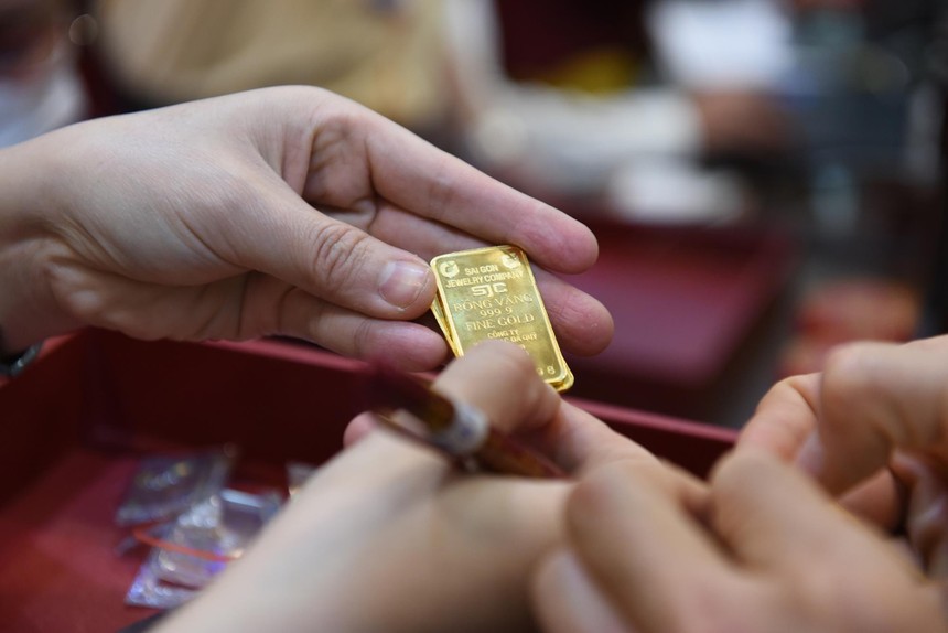 Giá vàng hôm nay ngày 8/3: Giá vàng trong nước lập đỉnh mới 74 triệu đồng/lượng, cao hơn giá vàng thế giới tới 18,2 triệu đồng