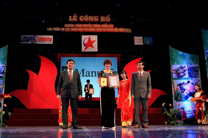  Bà Vũ Thị Hoài Nam, Phụ tá Phó Chủ tịch Cấp cao, Hệ thống đại lý đại điện Manulife Việt Nam nhận Danh hiệu "Sản phẩm tin cậy 2014"