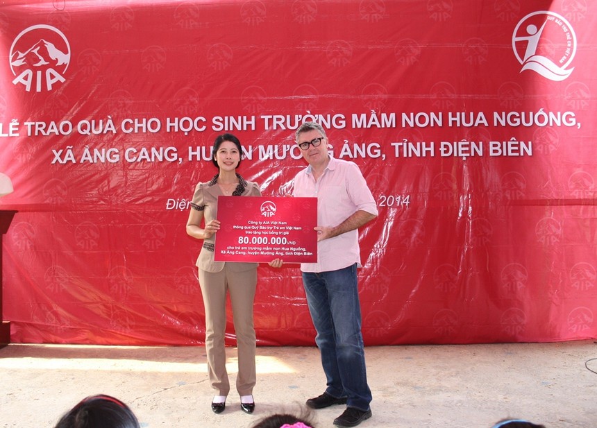 AIA Việt Nam tặng quà cho trẻ em mầm non Hua Nguống