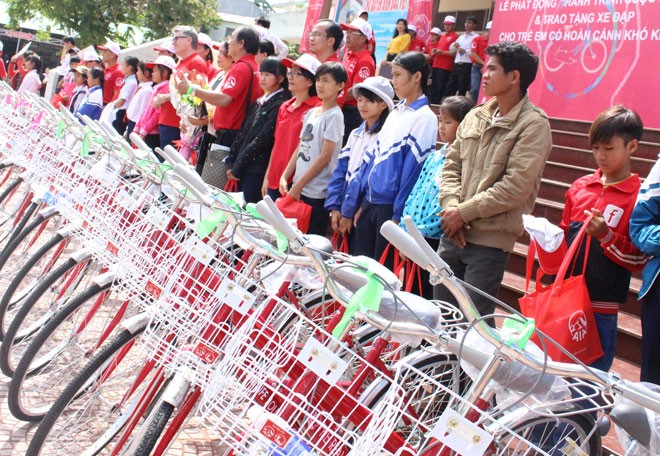 AIA Việt Nam tiếp tục Chương trình ” Hành trình cuộc sống” tại Đắk Lắk