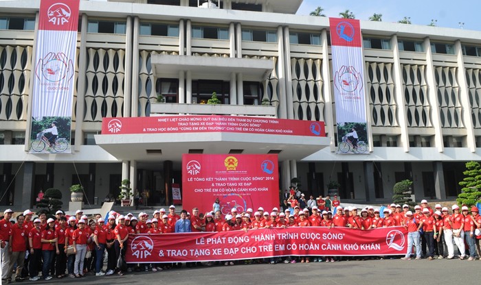AIA Việt Nam trao 770 chiếc xe đạp cho trẻ em nghèo