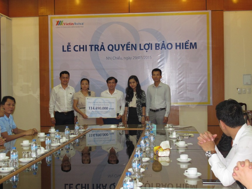 Gia đình anh Nguyễn Văn Lâm nhận quyền lợi do công ty Bảo hiểm Nhân thọ VietinAviva trao