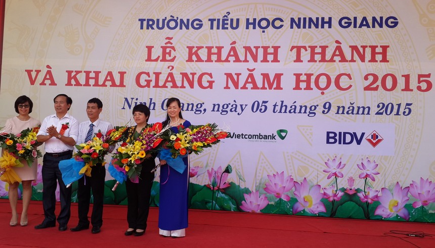 Manulife Việt Nam tài trợ thiết bị giáo dục tại Trường tiểu học Ninh Giang