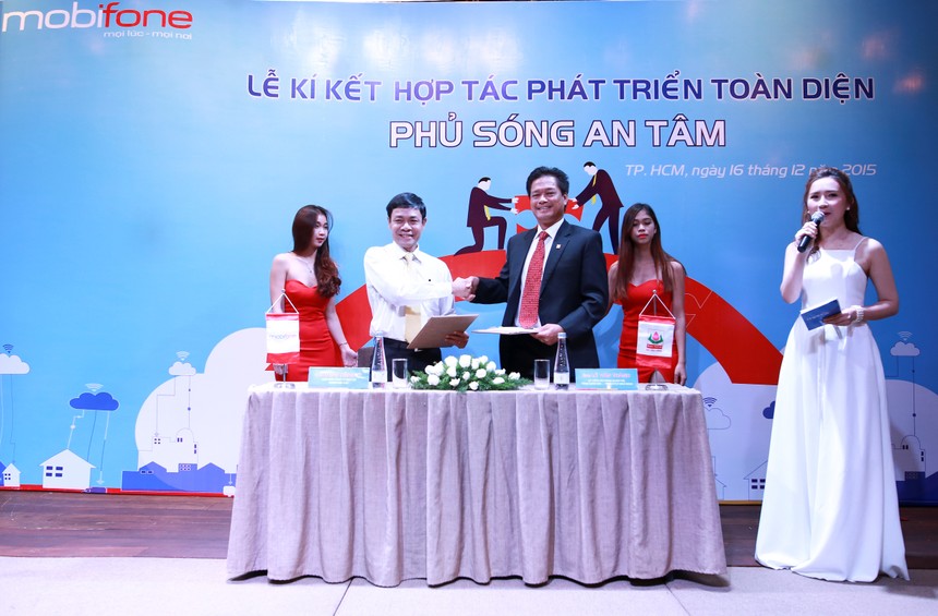 Ông Lê Văn Thành, Tổng giám đốc Bảo Minh và ông Đặng Hồng Kỳ, Giám đốc MobiFone KV2, đại diện MobiFone ký bản thỏa thuận hợp tác phát triển toàn diện 