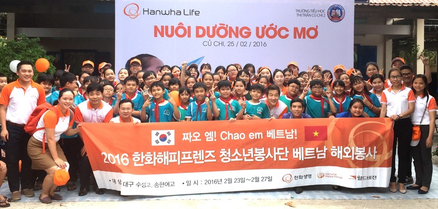 Hanwha Life Việt Nam tặng học bổng cho học sinh nghèo 