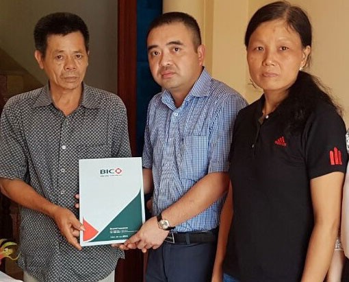 Đại diện BIC đến tham hỏi và trao tặng trao 10 triệu đồng hỗ trợ cho gia đình em Nguyễn Thị Ngân