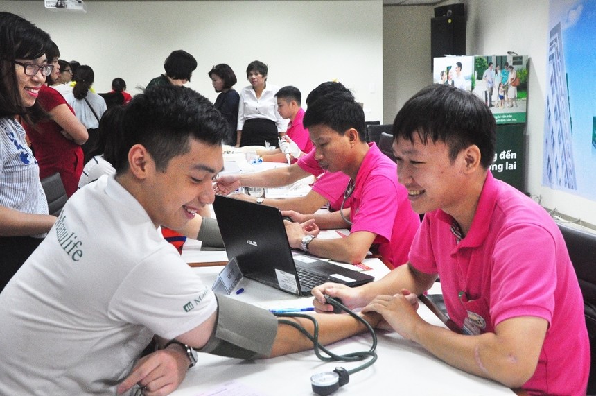 Manulife Việt Nam tiếp tục chương trình hiến máu tình nguyện tại Hà Nội và TP HCM