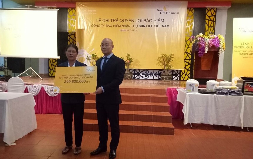 Sun Life Việt Nam chi trả quyền lợi bảo hiểm gần 900 triệu đồng cho khách hàng tại Gia Lai 