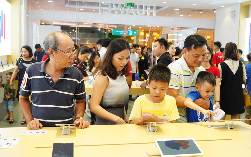 Huawei chính thức khai trương cửa hàng trải nghiệm đầu tiên tại Hà Nội
