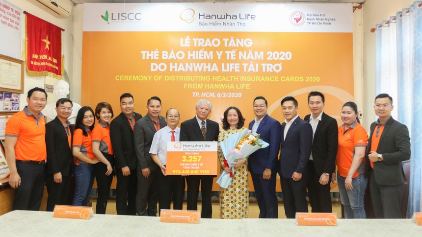 Hanwha Life Việt Nam trao tặng 3.257 thẻ bảo hiểm y tế cho người nghèo