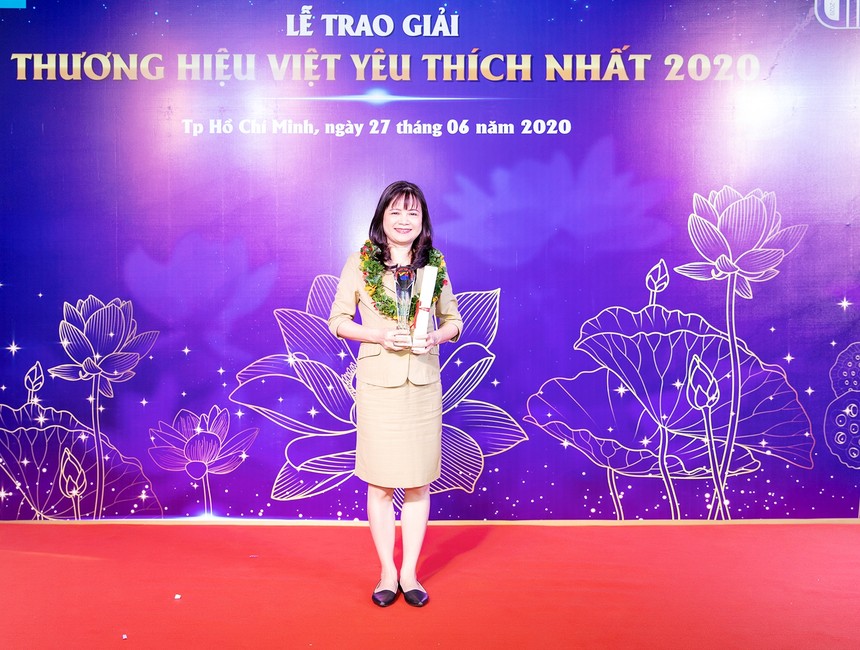 Chú thích hình:
Phó Tổng Giám đốc Chubb Life Việt Nam – Bà Dương Thúy Hồng nhận giải thưởng từ Ban Tổ chức
