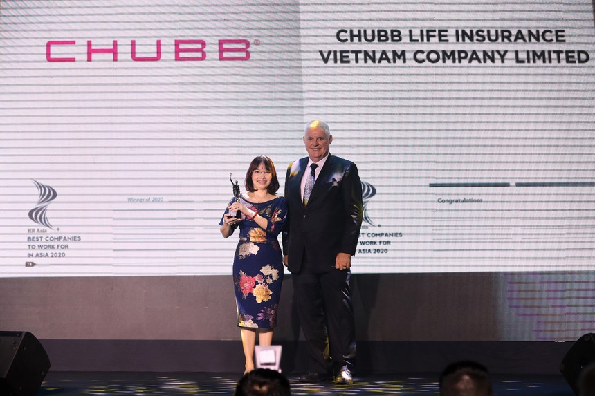 Bà Mai Thị Thanh Vân, Phó tổng giám đốc Chubb Life Việt Nam nhận giải thưởng từ Ban Tổ chức