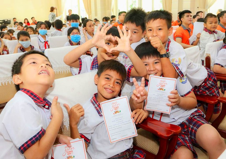 Hanwha Life Việt Nam trao tặng 1.000 phần quà cho trẻ em bị ảnh hưởng bởi COVID-19