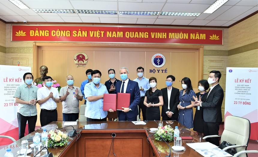 AIA Việt Nam hỗ trợ tài chính tới lực lượng y tế được chẩn đoán dương tính với SARS-CoV-2 