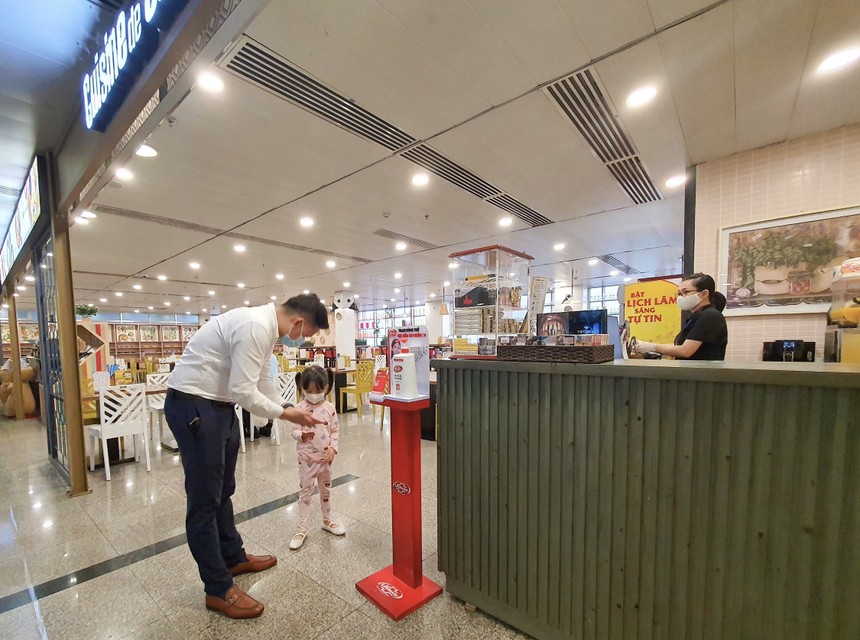 Unilever đồng hành cùng Cảng hàng không quốc tế Tân Sơn Nhất và SASCO phòng dịch cho khách hàng
