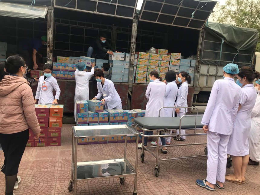 Sữa Cô Gái Hà Lan và Yomost trao tặng quà cho các y bác sĩ tuyến đầu tại Quảng Ninh