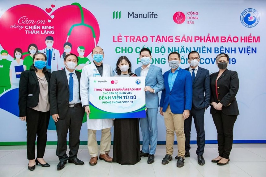 Manulife Việt Nam cùng Cộng Đồng Bầu tặng bảo hiểm cho đội ngũ bác sĩ tại các bệnh viện phụ sản 