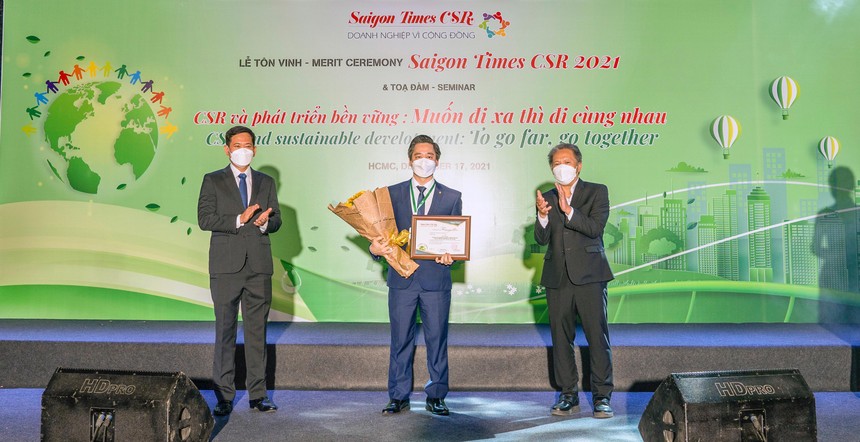 Ông Bùi Quang Nam - Phó tổng giám đốc Kinh doanh Hanwha Life Việt Nam nhận chứng nhận Doanh nghiệp có nhiều đóng góp cho cộng đồng tại Saigon Times CSR 2021